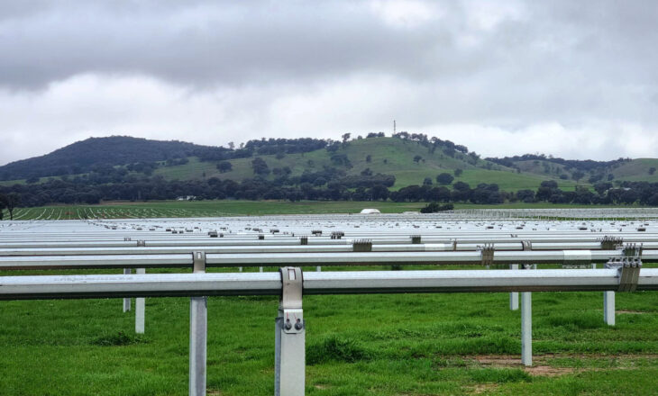 Seguidores solares de Array fabricados en Australia: fomentando el empleo local y reduciendo las emisiones